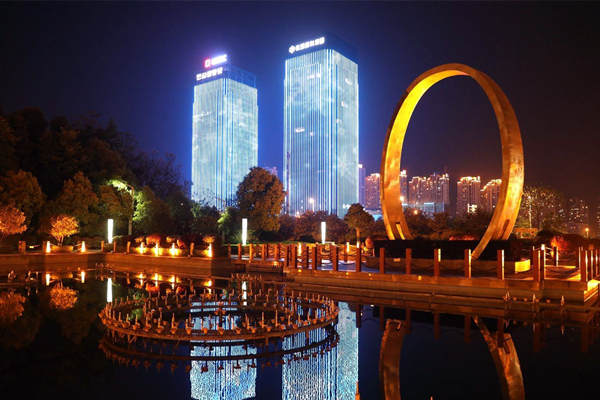 為實現(xiàn)城市照明節(jié)能，如何部署能源管理系統(tǒng)？